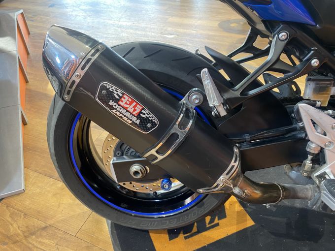 SUZUKI GSR 750A 4