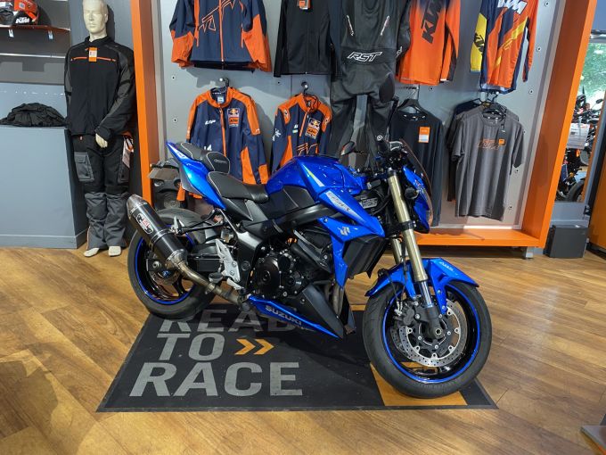 SUZUKI GSR 750A 4
