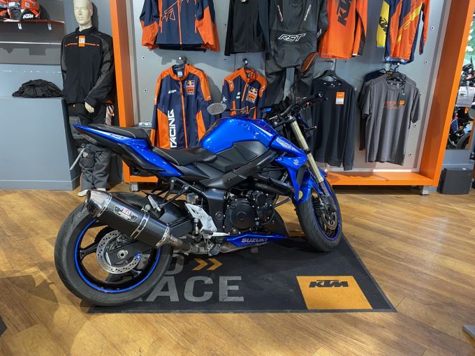 SUZUKI GSR 750A 4