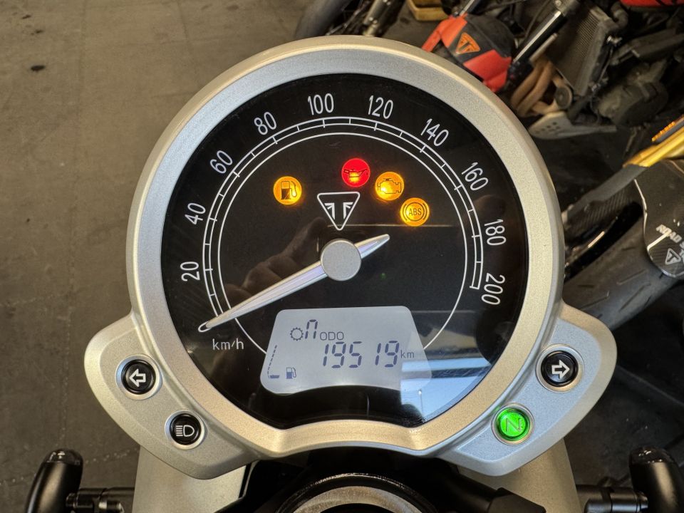 TRIUMPH STREET TWIN  900 4