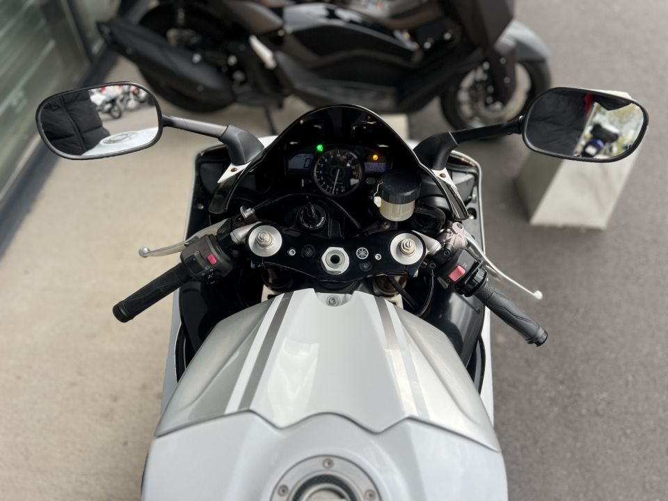 YAMAHA YZF 1000 R1 4