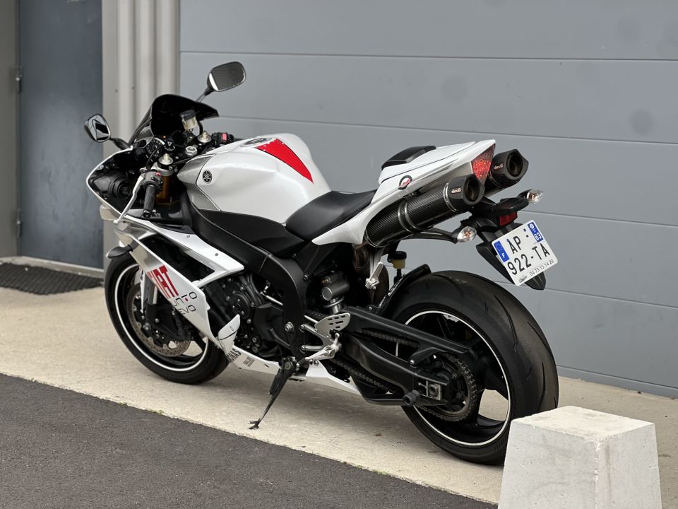 YAMAHA YZF 1000 R1 4