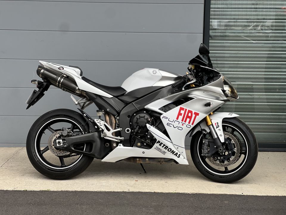 YAMAHA YZF 1000 R1 4