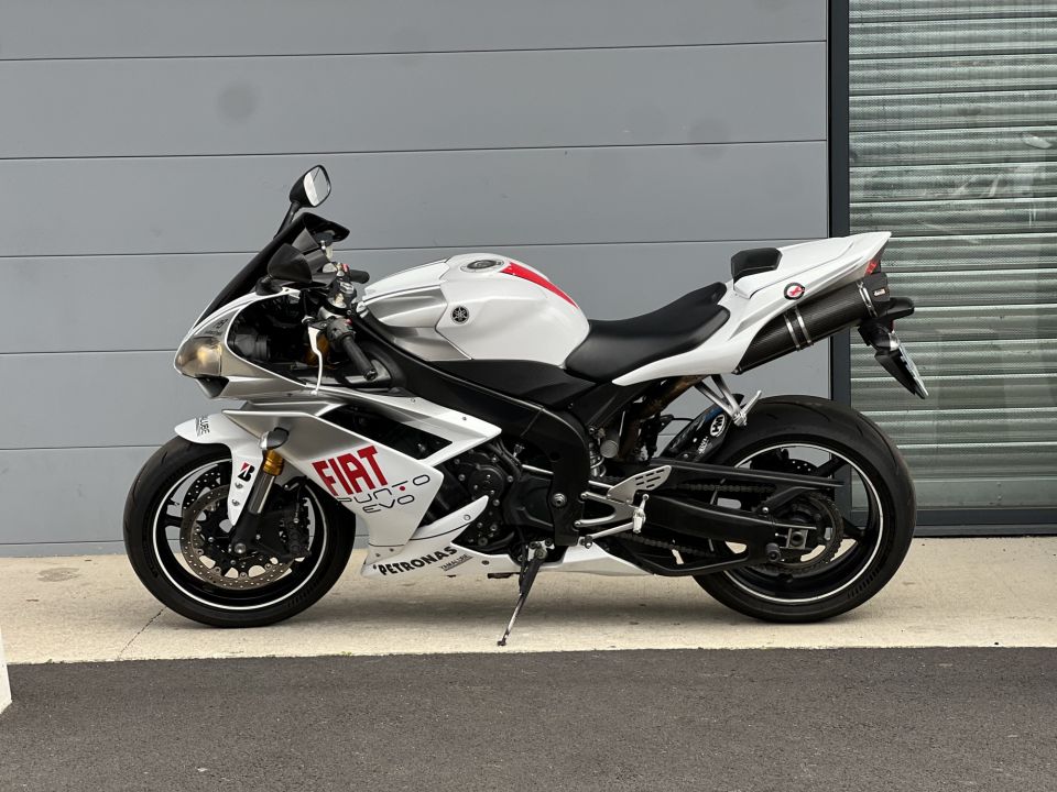 YAMAHA YZF 1000 R1 4