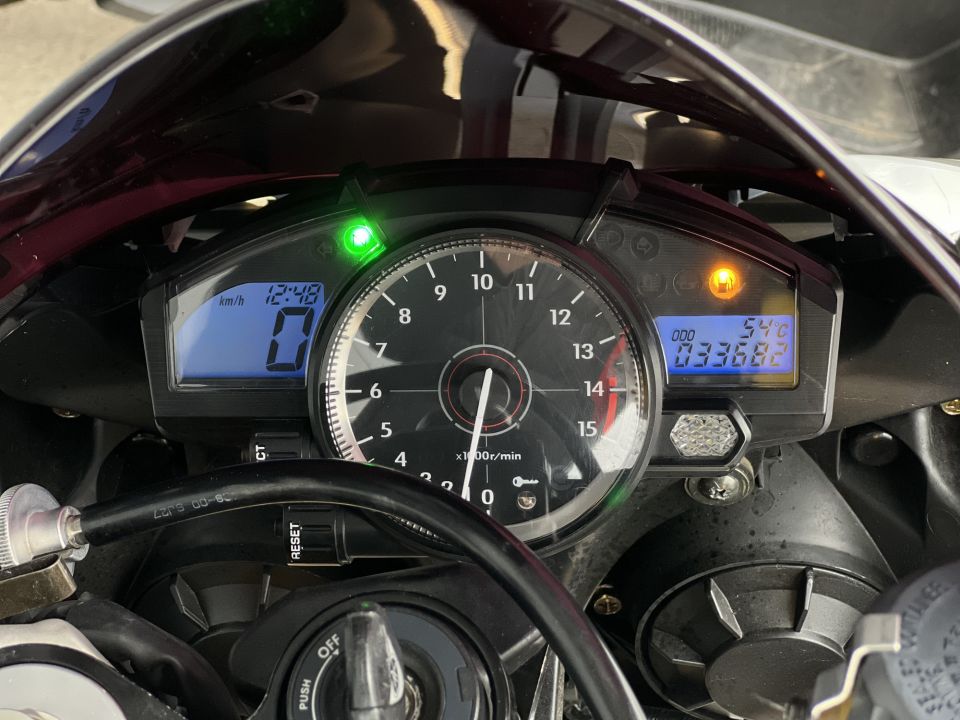 YAMAHA YZF 1000 R1 4