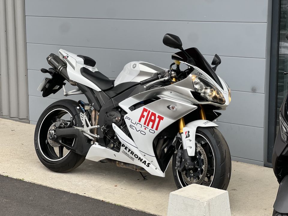 YAMAHA YZF 1000 R1 4