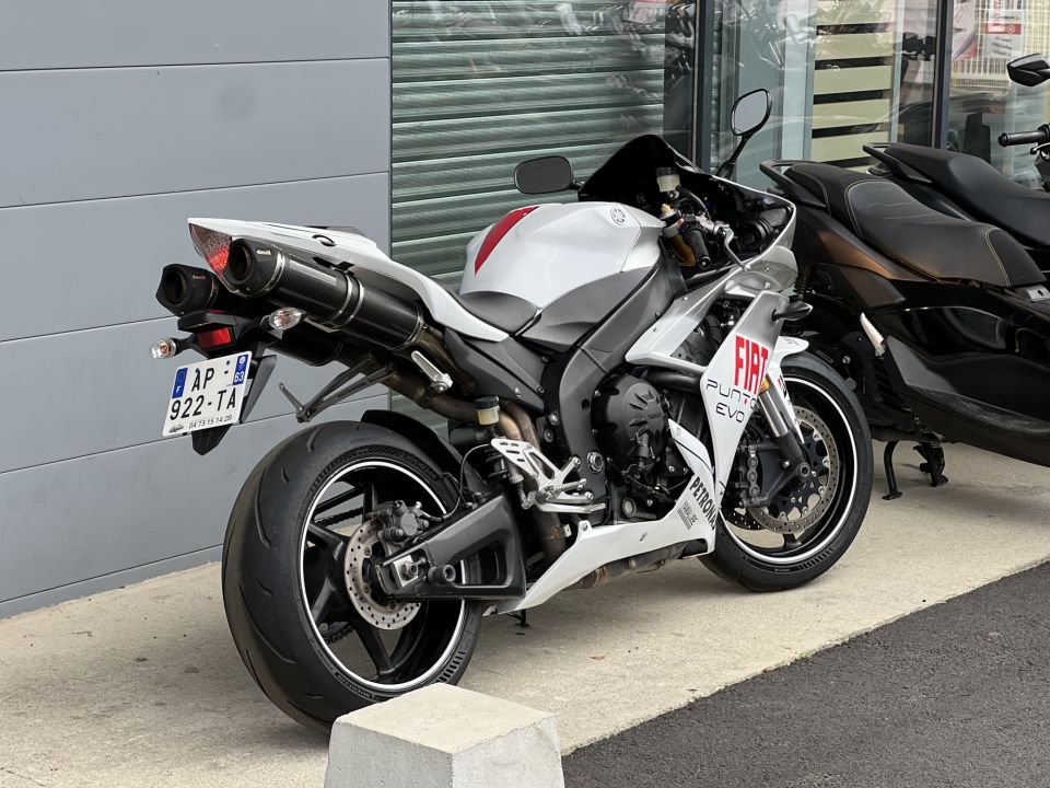 YAMAHA YZF 1000 R1 4