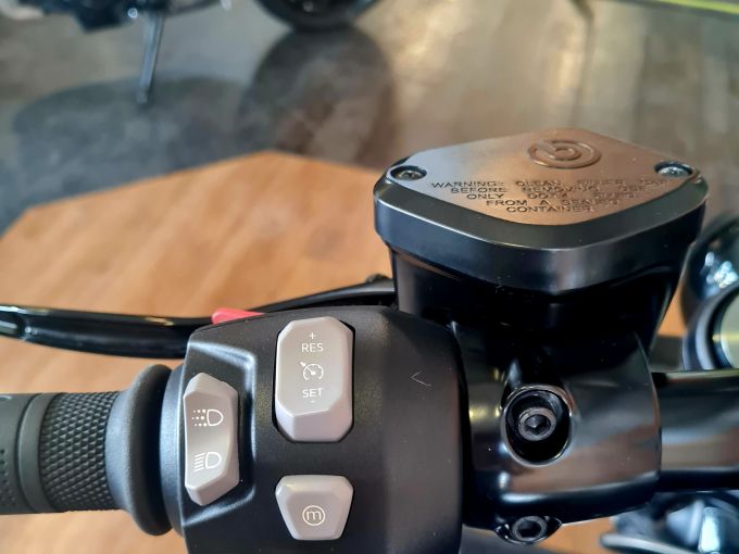 TRIUMPH ROCKET 3 R STORM 4
