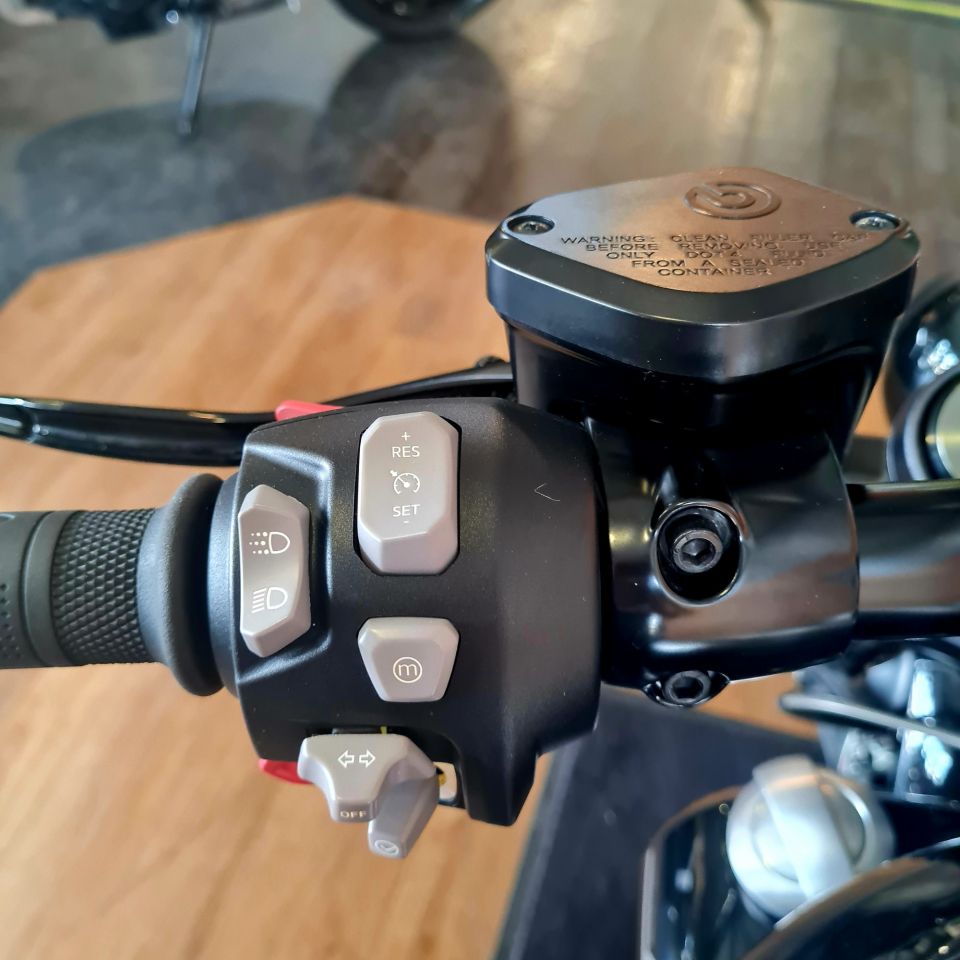 TRIUMPH ROCKET 3 R STORM 4