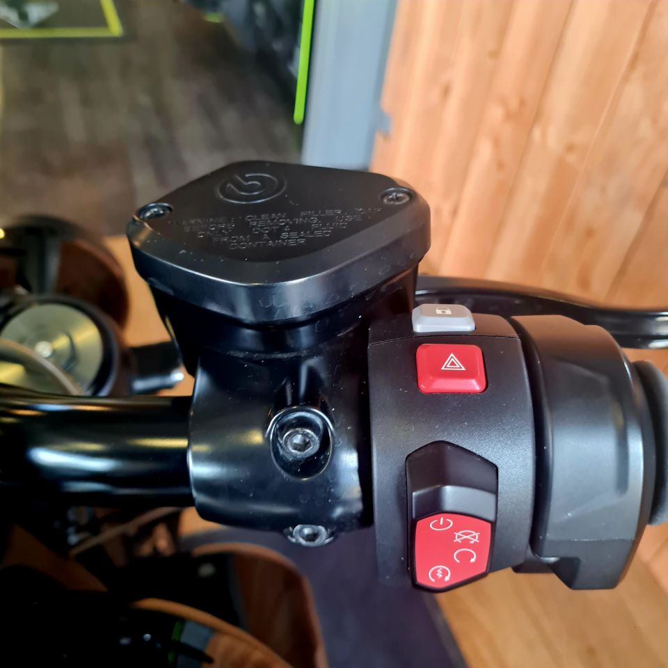 TRIUMPH ROCKET 3 R STORM 4