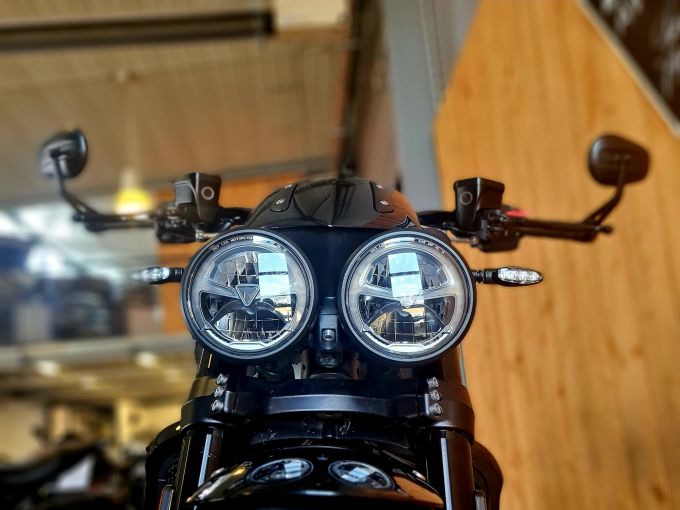 TRIUMPH ROCKET 3 R STORM 4