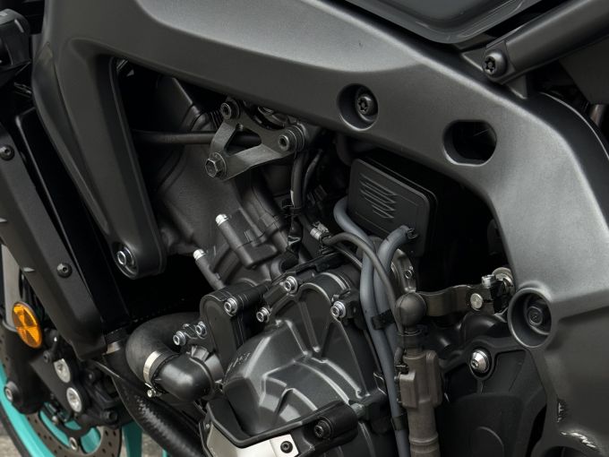 YAMAHA MT-09 4