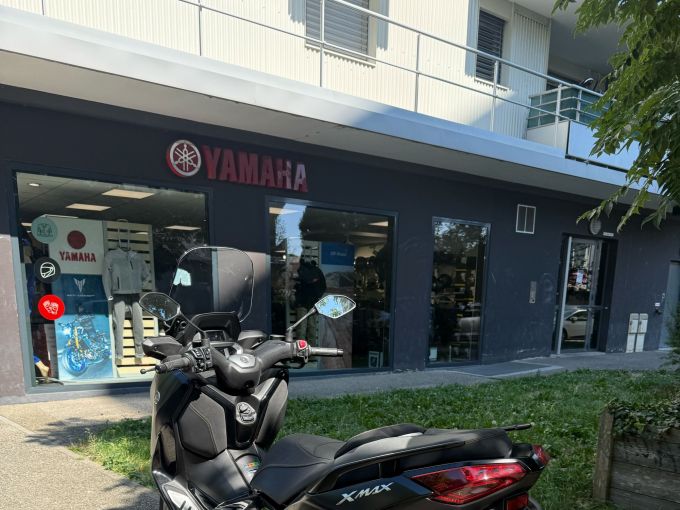 YAMAHA XMAX 300 Tech Max 4