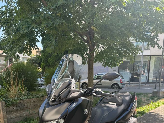YAMAHA XMAX 300 Tech Max 4