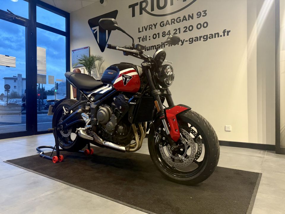 TRIUMPH TRIDENT 660 4