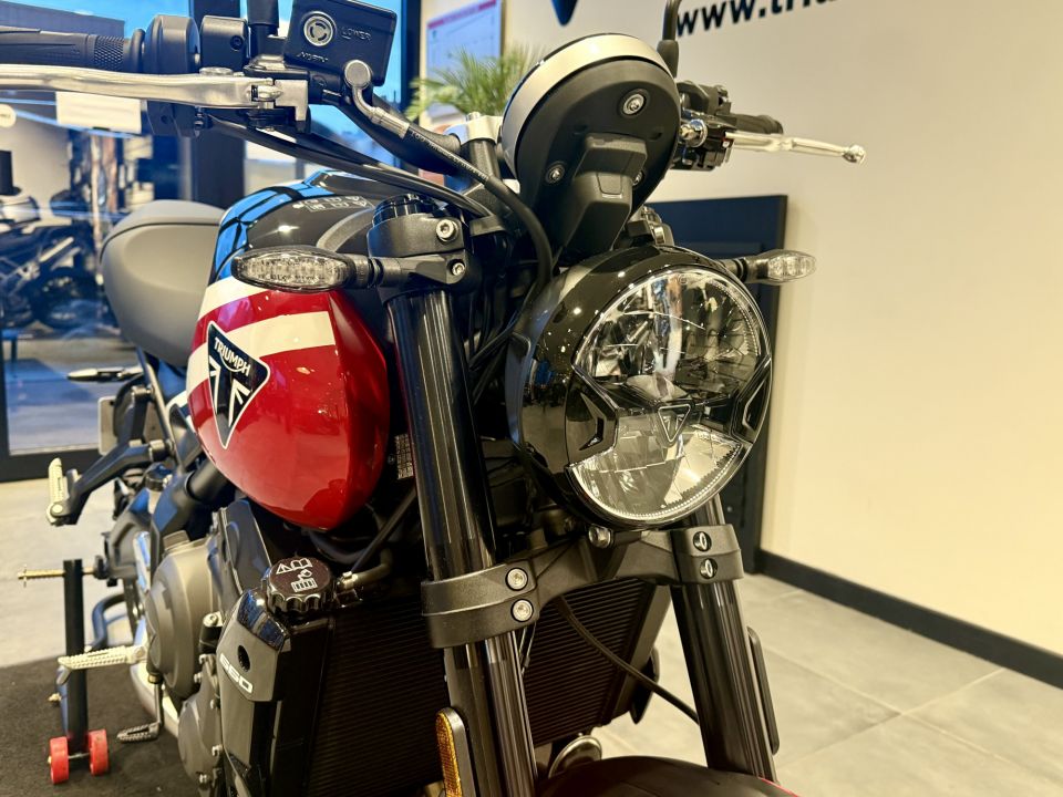 TRIUMPH TRIDENT 660 4