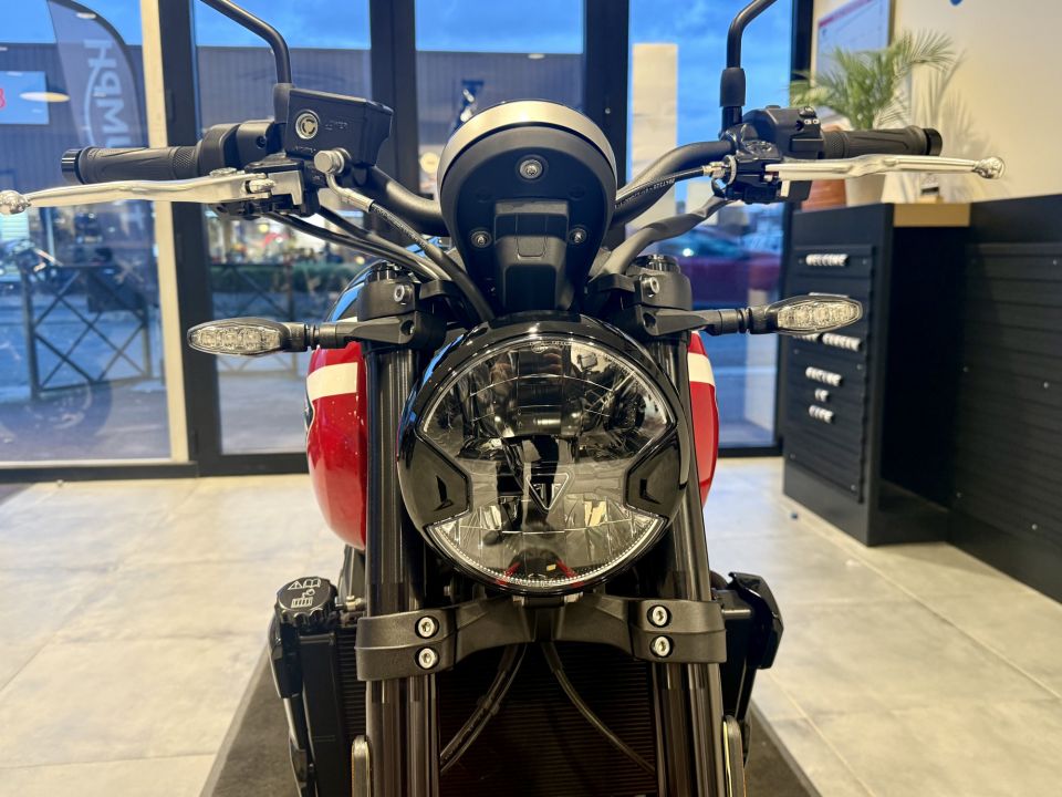 TRIUMPH TRIDENT 660 4