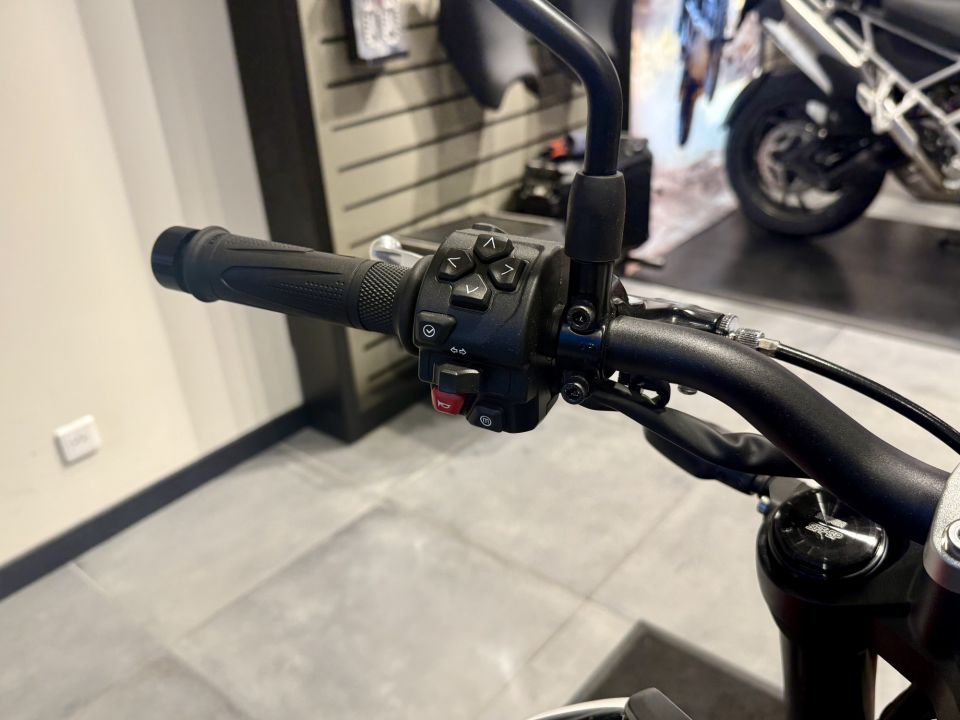 TRIUMPH TRIDENT 660 4