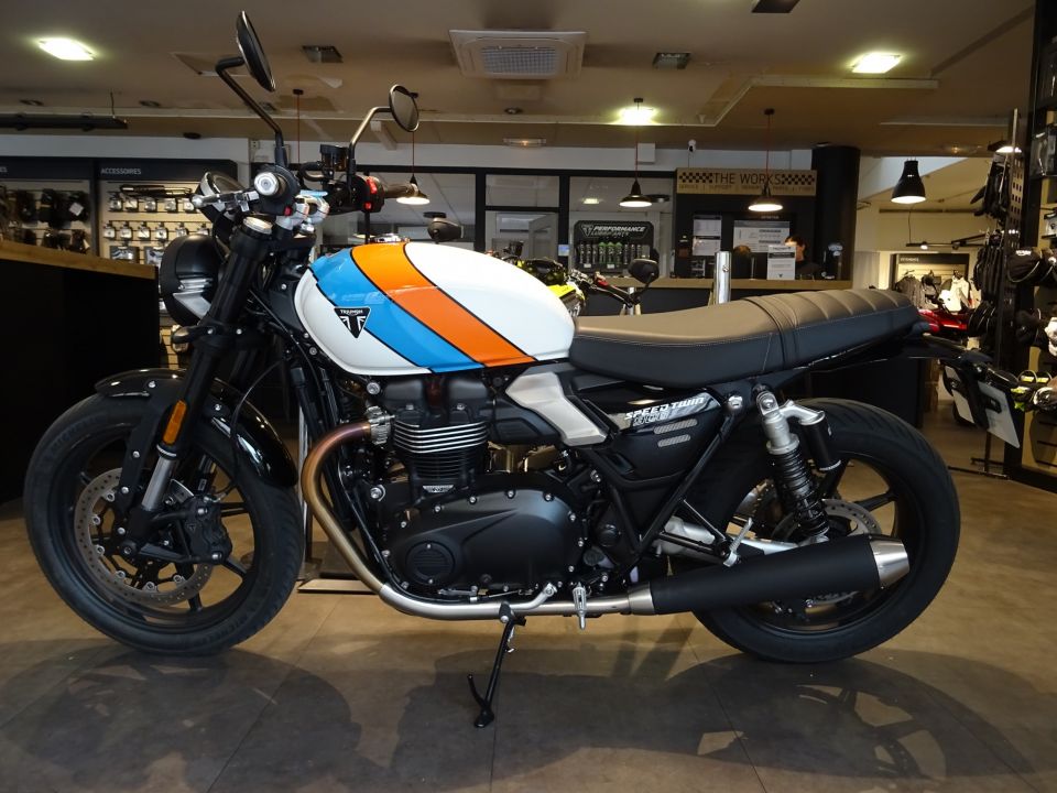 TRIUMPH SPEED TWIN 900 4