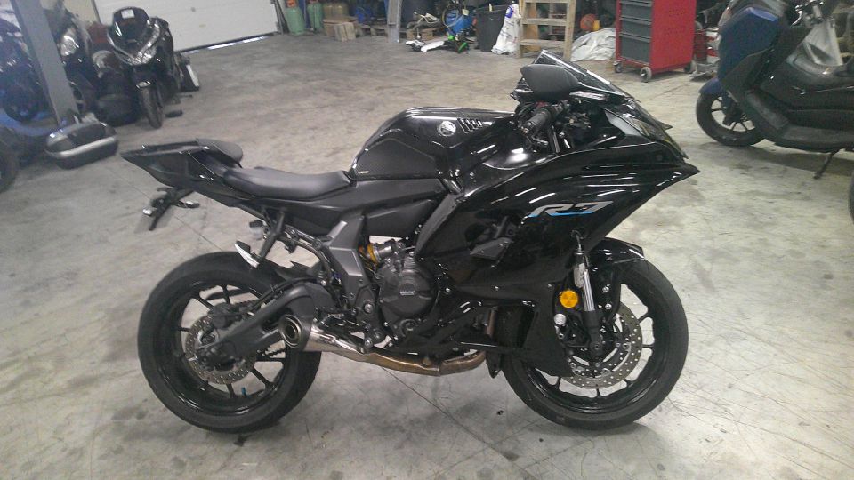 YAMAHA YZF-R7 4