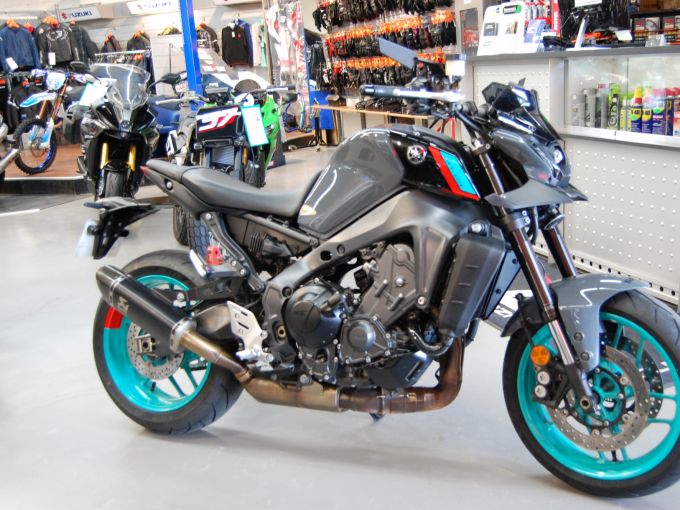 YAMAHA MT-09 4
