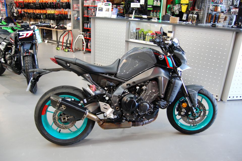 YAMAHA MT-09 4
