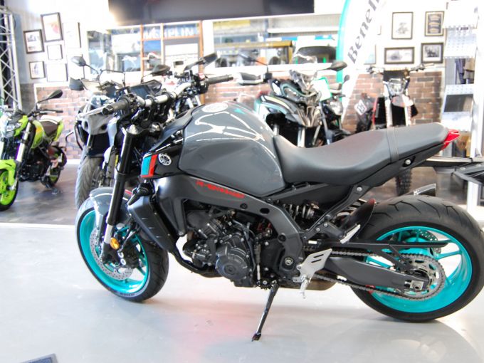 YAMAHA MT-09 4