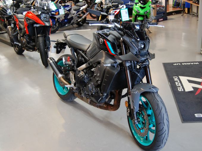 YAMAHA MT-09 4