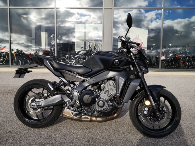 YAMAHA MT-09 4