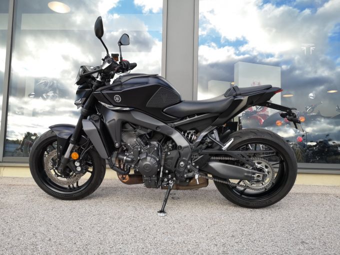YAMAHA MT-09 4