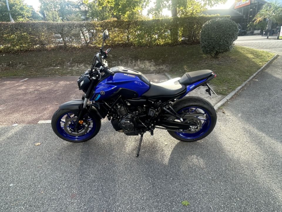 YAMAHA MT-07 4