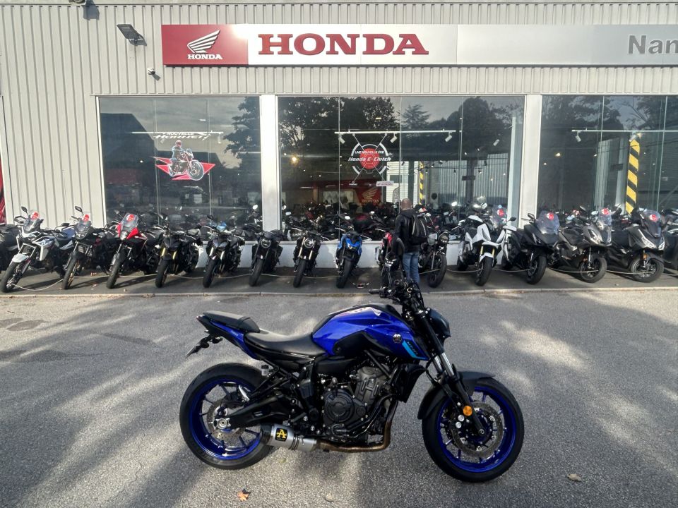 YAMAHA MT-07 4