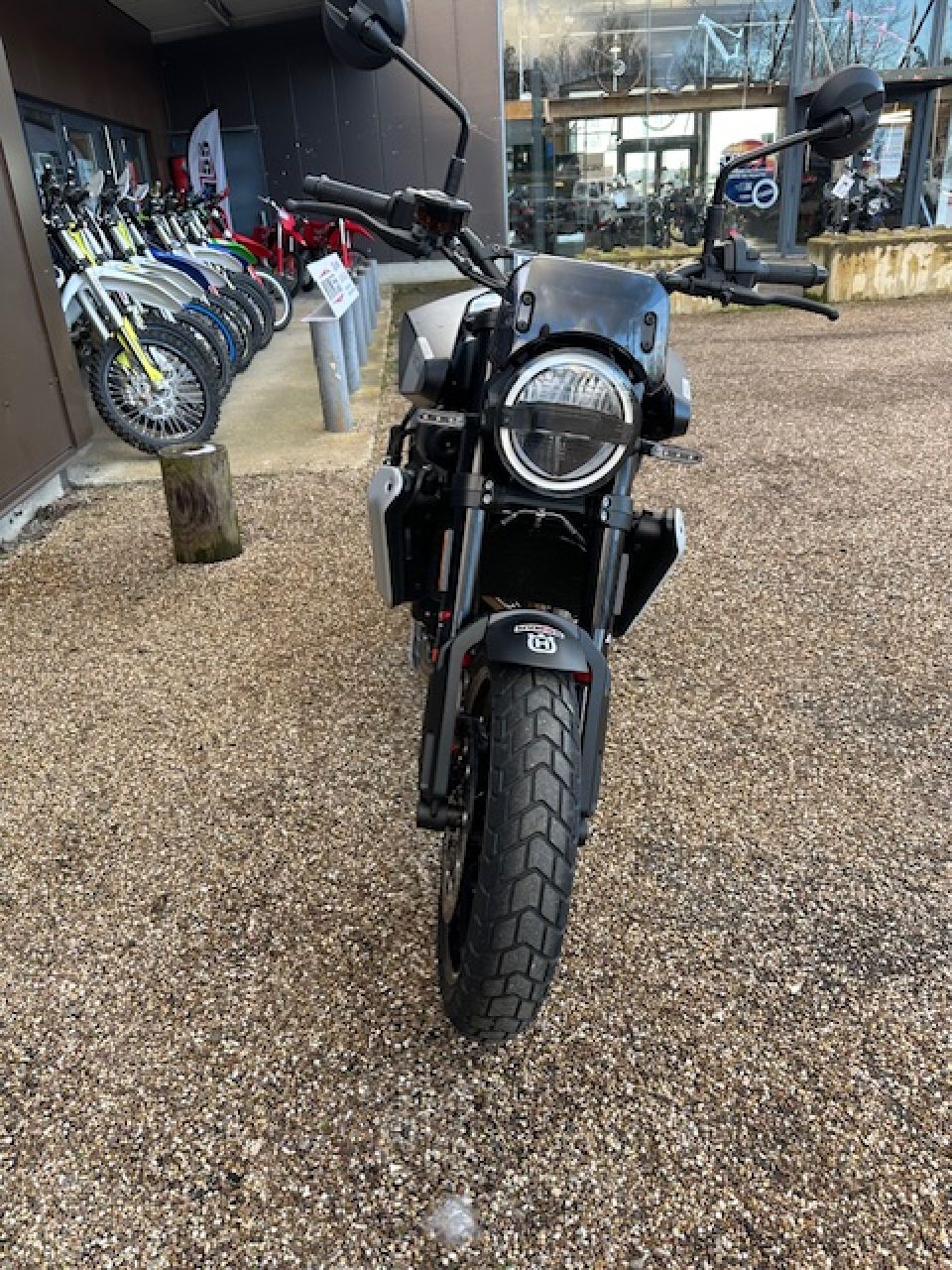 HUSQVARNA SVARTPILEN 801 4