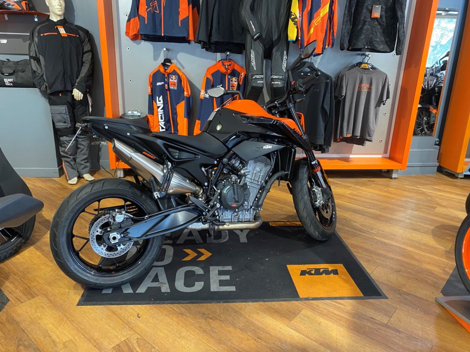 KTM 890 DUKE 4