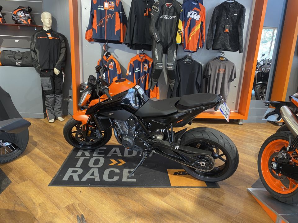 KTM 890 DUKE 4