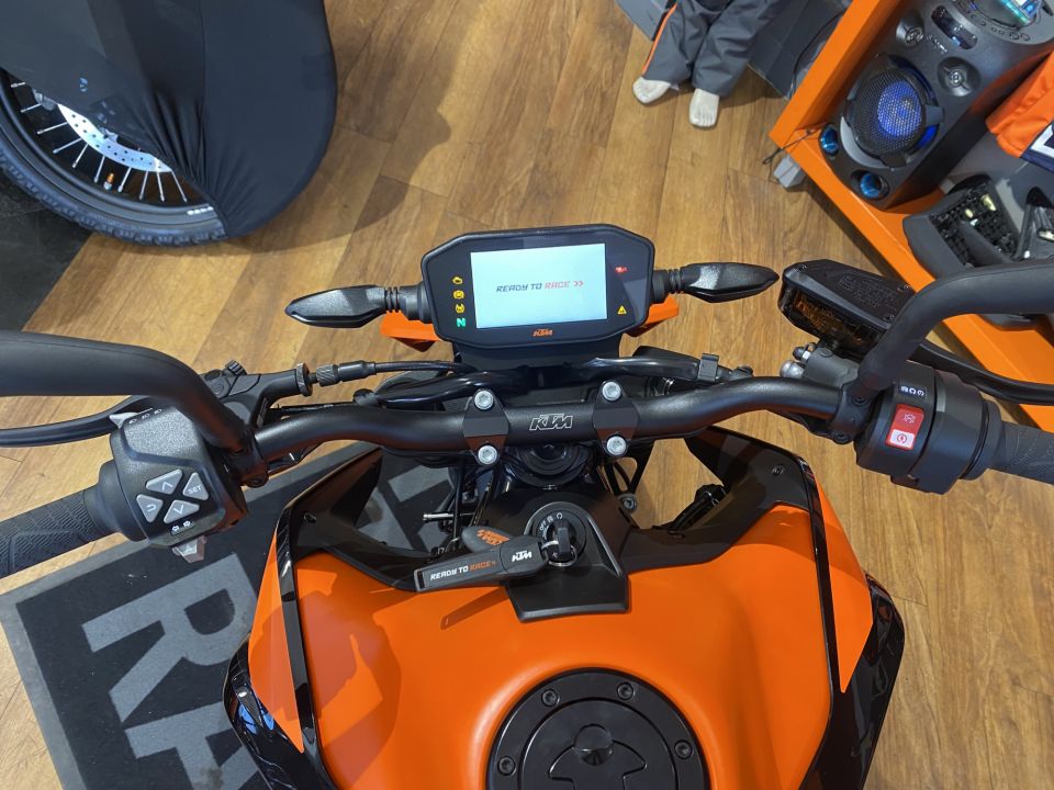 KTM 890 DUKE 4