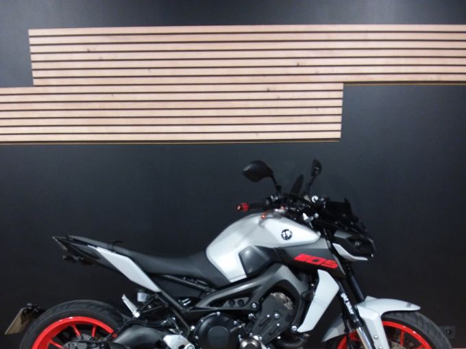 YAMAHA MT-09 4