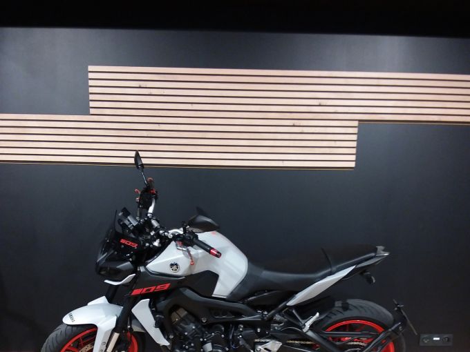 YAMAHA MT-09 4