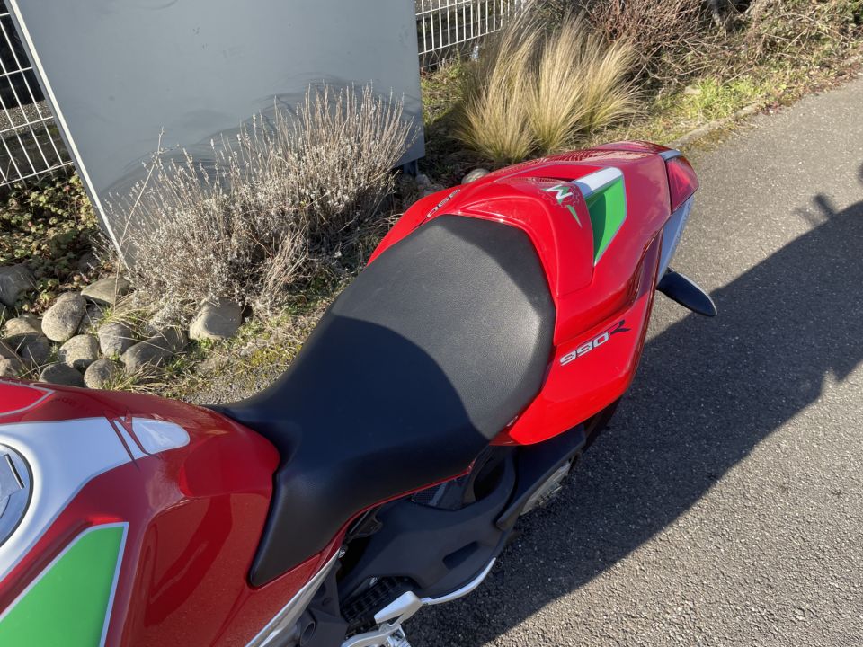 MV AGUSTA BRUTALE 990 R 4