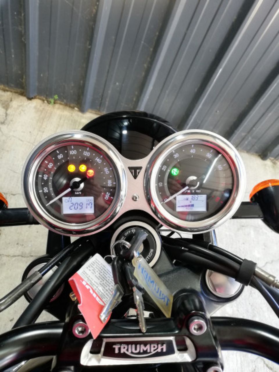 TRIUMPH BONNEVILLE T120 BLACK 1200 4