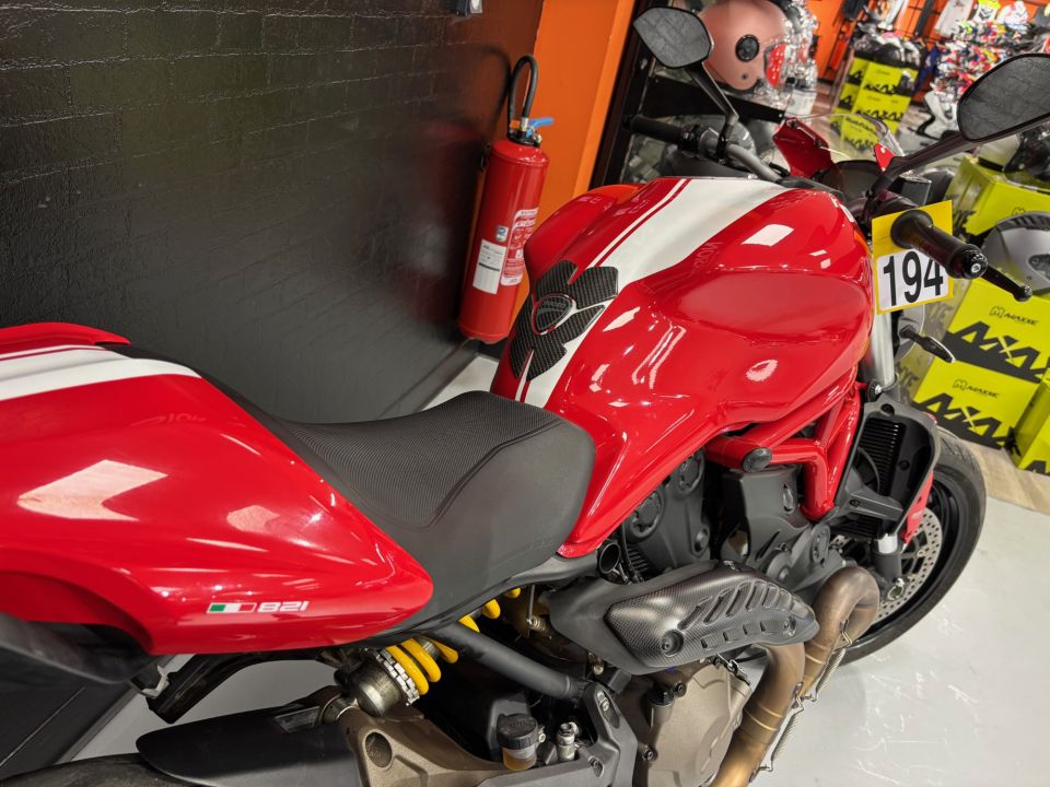 DUCATI MONSTER 821 4