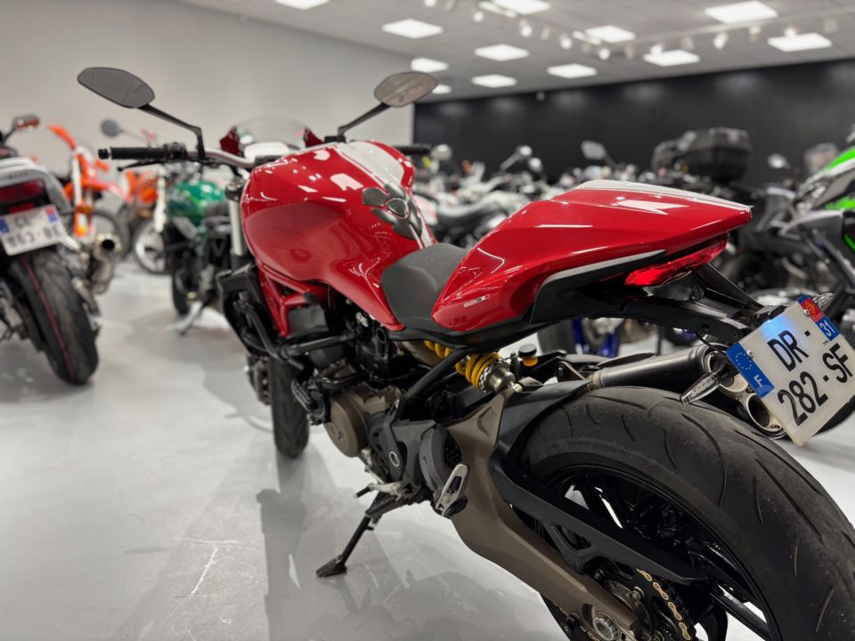 DUCATI MONSTER 821 4