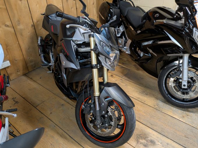 SUZUKI GSR 750 4