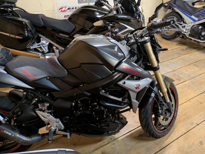 SUZUKI GSR 750 4