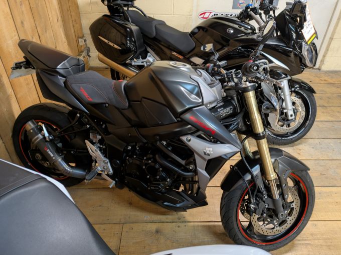SUZUKI GSR 750 4