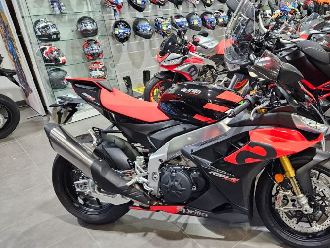 APRILIA RSV4 1100 FACTORY 4