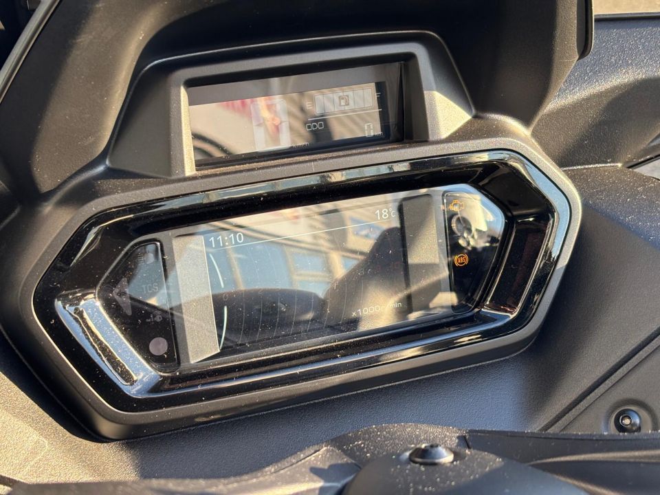 YAMAHA XMAX 300 Tech Max 4