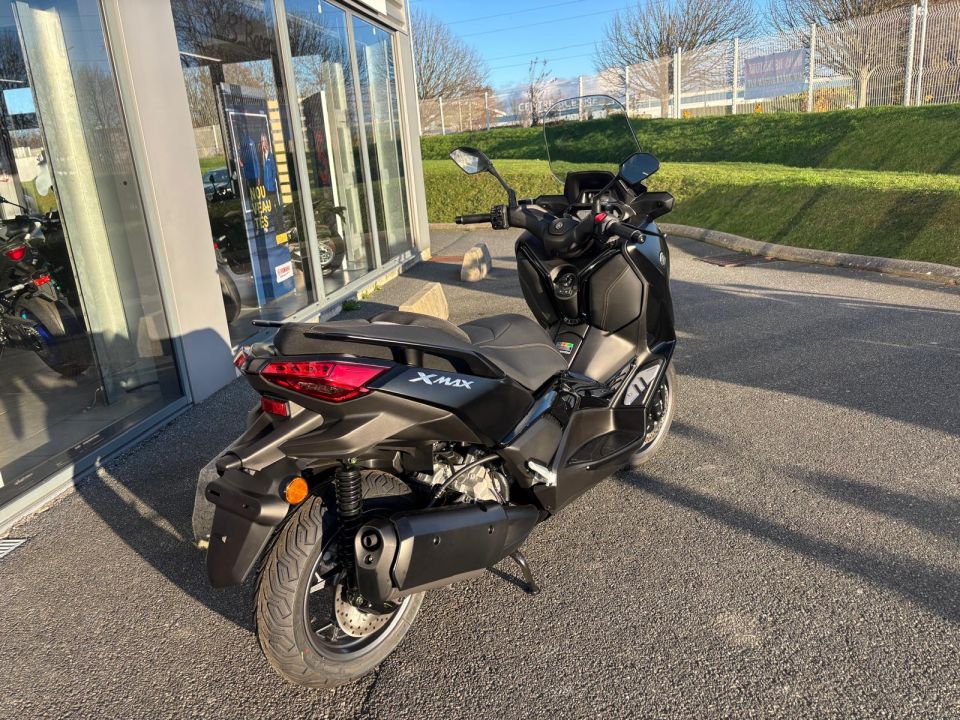 YAMAHA XMAX 300 Tech Max 4