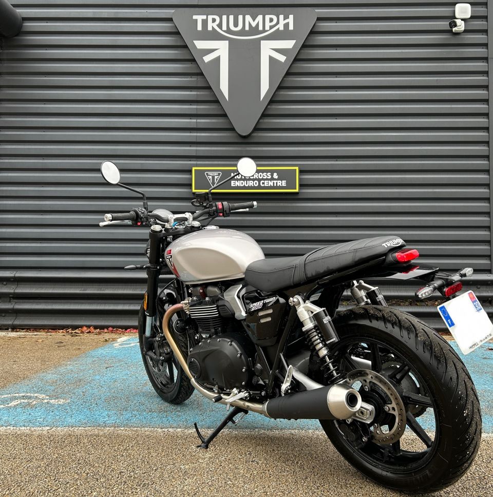 TRIUMPH SPEED TWIN 900 4