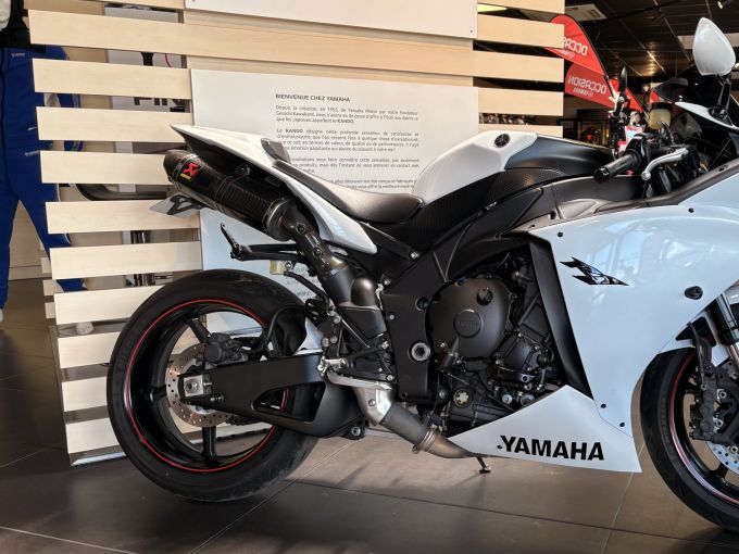 YAMAHA YZF 1000 R1 CROSS PLANE 4